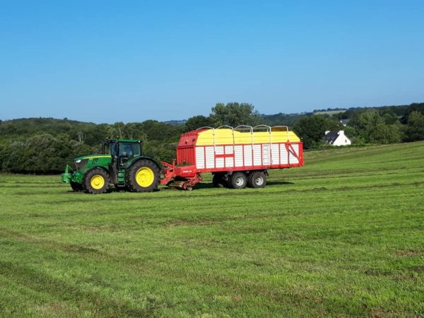On profite du beau temps pour l'ensilage d'herbe e...
