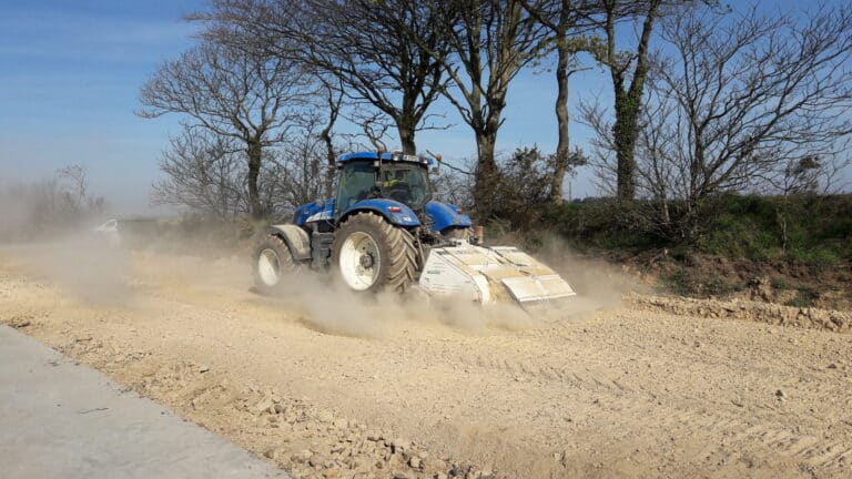 Réfection de chemin, broyage de cailloux (1)