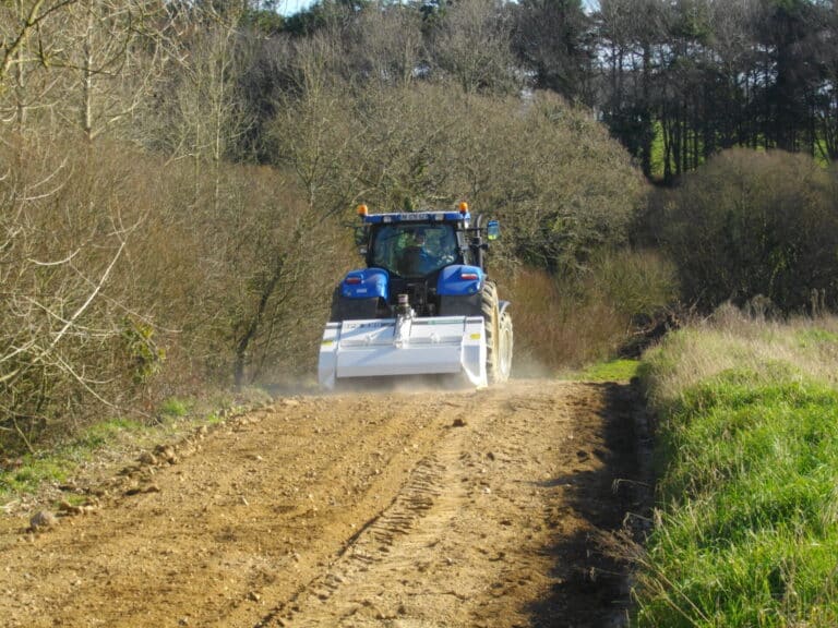 Réfection de chemin, broyage de cailloux (4)