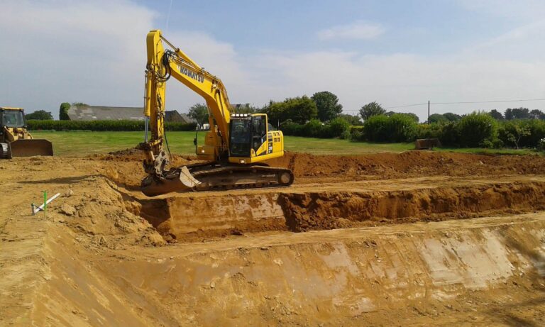 Terrassement d’une lagune de décantation en sortie de BTS (2)